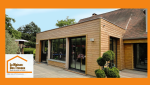 Extension en bois à toit plat à Beaurecueil : une architecture provençale repensée avec élégance.