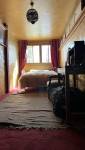 Avant les travaux - des couleurs trop présentes dans cette chambre atypique