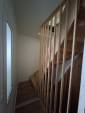 Pose d'un claustra bois en garde-corps d'escalier intérieur - Saint-Jean-le-Vieux 01640