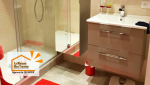 Rénovation de salle de bain près de Combrit : Transformation moderne avec douche italienne et meuble vasque design. Un projet signé La Maison Des Travaux Quimper.