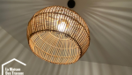 Plafonnier en osier dans une chambre