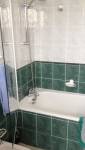 Salle de bain transformée en douché sécurisée après accident