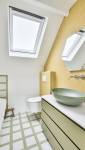 Salle de bain à la peinture vitaminée