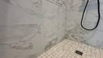 Douche à l'italienne carrelage gris WC