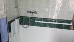 Salle de bain transformée en douche sécurisée