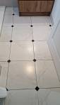 Carrelage effet marbre avec cabochon, salle de bain à Hésingue