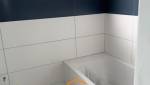 Habillage mural en faïence blanche  – rénovation salle de bain avec carreaux de ciment au sol à Saint-Brieuc