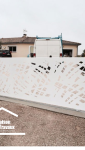 Portail en aluminium blanc graphique