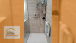 Douche à l’italienne avec paroi en verre : Profitez d’un espace douche design et accessible avec une paroi en verre et un revêtement moderne.