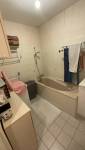 Ancienne salle de bain avec baignoire 