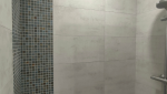 Douche à l'italienne carrelage gris