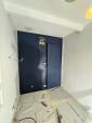 Porte et mur peints en bleu dans une cuisine en cours d'installation - Pornic 44210