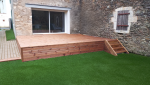 Terrasse en bois d'une maison en pierre en haute savoie 