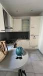 La cuisine de ce grand appartement avant sa rénovation