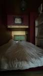 Avant les travaux - un coin nuit dans cette chambre sombre