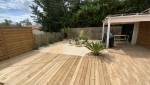 Terrasse bois prolongement avec espace vert La Maison Des Travaux Ales