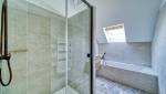 une baignoire bien adaptée à une salle de bain dans les combles
