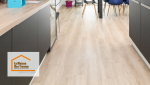  Sol rénové à Layrac : Nouveau revêtement effet bois pour une cuisine chaleureuse et contemporaine. Un sol résistant et esthétique.