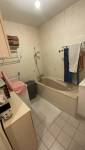 Ancienne salle de bain avec baignoire 