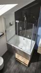 Salle de bain sous comble douche et baignoire combo