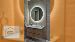 	Salle de bain moderne avec miroir LED rond : Offrez-vous une salle de bain élégante et pratique avec un miroir lumineux et un meuble suspendu en bois clair.
