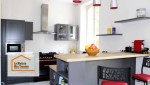 Rénovation d’une cuisine moderne près d’Agen par La Maison Des Travaux d’Agen. Îlot central, meubles gris et ambiance lumineuse.
