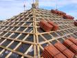 Rénovation complète d'une toiture : écran pare pluie, litellage et tuiles en attente de pose