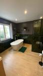Salle de bain design avec plantes La Maison Des Travaux Ales