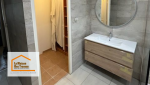 Salle de bain rénovée avec espace rangement : Associez style et fonctionnalité avec un meuble vasque moderne et un dressing intégré pour un agencement optimisé.