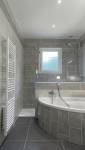 une belle baignoire d'angle