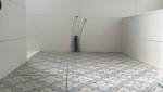 Pose de carrelage neuf et finitions dans une salle de bains rénovée à Saint-Brieuc
