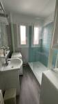 Salle de bain douche bleue La Maison Des Travaux Nîmes