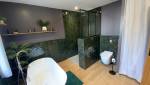 Salle de bain design rénovée La Maison Des Travaux Ales