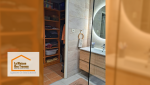 Salle de bain avec dressing attenant : Aménagement optimisé avec un dressing accessible depuis la salle de bain, alliant praticité et élégance.