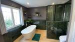Salle de bain moderne sobre La Maison Des Travaux Ales