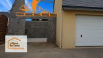 Bon-Encontre - Construction de garage 🛠️ Début des travaux pour une extension en parpaings, intégrée harmonieusement à l’existant. Projet suivi par des experts.