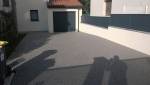 Aménagement extérieur devant le garage d'une maison 