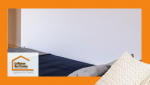 Une chambre lumineuse et épurée, idéale pour étudier et se reposer dans un cadre apaisant.
