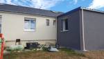 Vue arrière d’une maison à Hyères rénovée avec isolation thermique par l’extérieur, extension grise et façade principale claire.