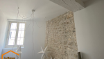 APRES Rénovation des murs et plafond en gardant un mur en pierre apparent