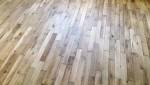 Parquet studio avant restauration et vitrification dans un appartement à Meaux (77)