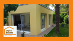 Une extension sur-mesure à toit plat, pensée pour se fondre dans le style architectural existant.