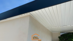 Zoom sur la sous-face d’un carport moderne avec plafond en lames blanches et finitions noires – projet en Haute-Savoie.