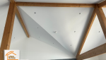 rénovation salon cathédral, plafond chalet moderne, lumière naturelle plafond haut, projet charpente bois décorative, valeur immobilière rénovation