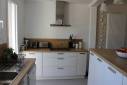 Cuisine blanche avec plans de travail bois