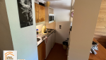 rénovation cuisine studio, rénovation appartement montagne, cuisine avec îlot Les Houches, parquet appartement location, rénovation cuisine Chamonix