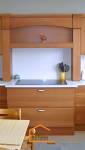 Aménagement d’une cuisine équipée en U avec hotte encastrée et rangements sur-mesure – La Maison Des Travaux Bonneville
