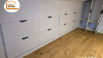 chambre cocooning moderne, solutions rangement intelligentes, parquet bois naturel, déco chambre zen, peinture mur accent