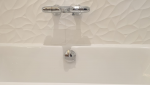 baignoire carrelage texturé blanc