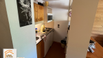 rénovation cuisine studio, rénovation appartement montagne, cuisine avec îlot Les Houches, parquet appartement location, rénovation cuisine Chamonix